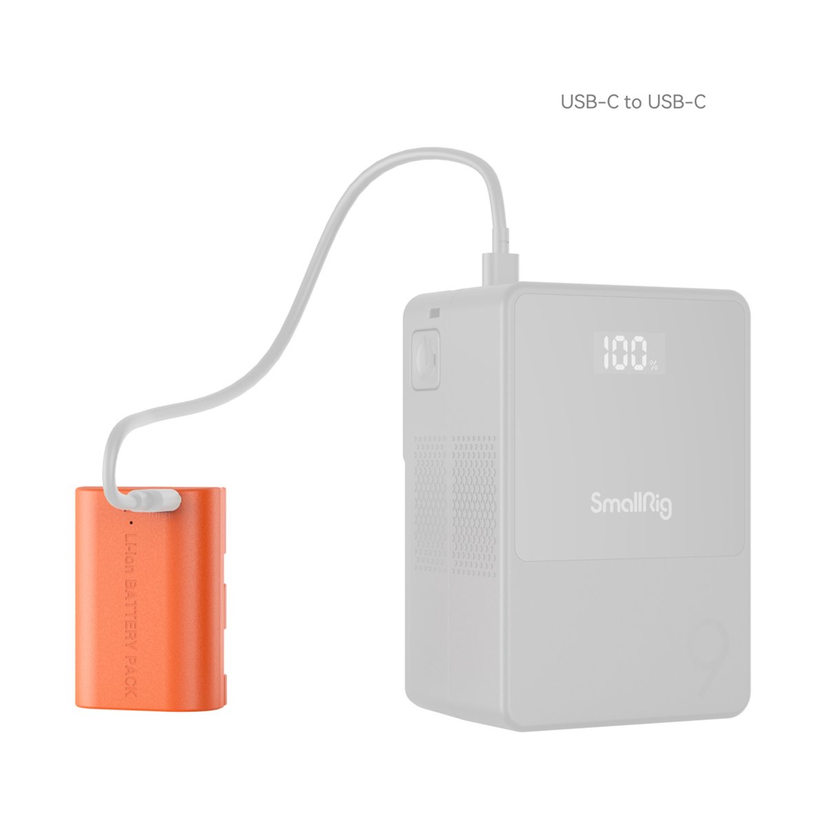 SmallRig 4968 LP-E6NH USB-C Rechargeable Camera Battery (Orange) - Ladebeispiel: Orange Li-Ion Akku wird an graue Powerbank über USB-C Kabel angeschlossen, zeigt 100% Ladung.