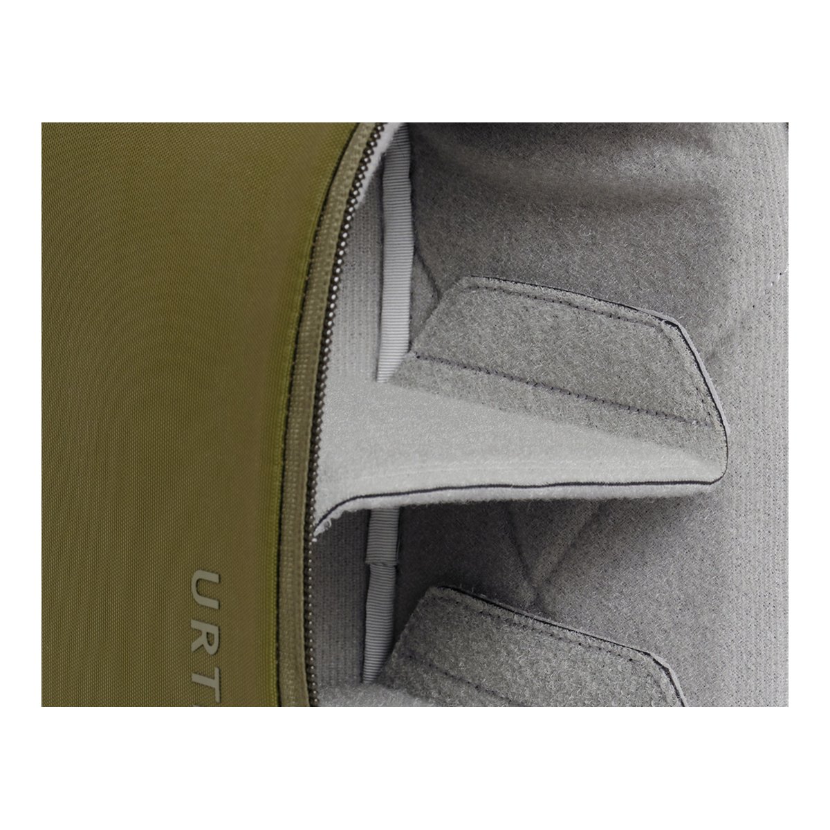 Urth Norite Camera Insert (Grün) - Detailansicht des geöffneten Produkts mit weichen, grauen Innenfächern und Reißverschluss.