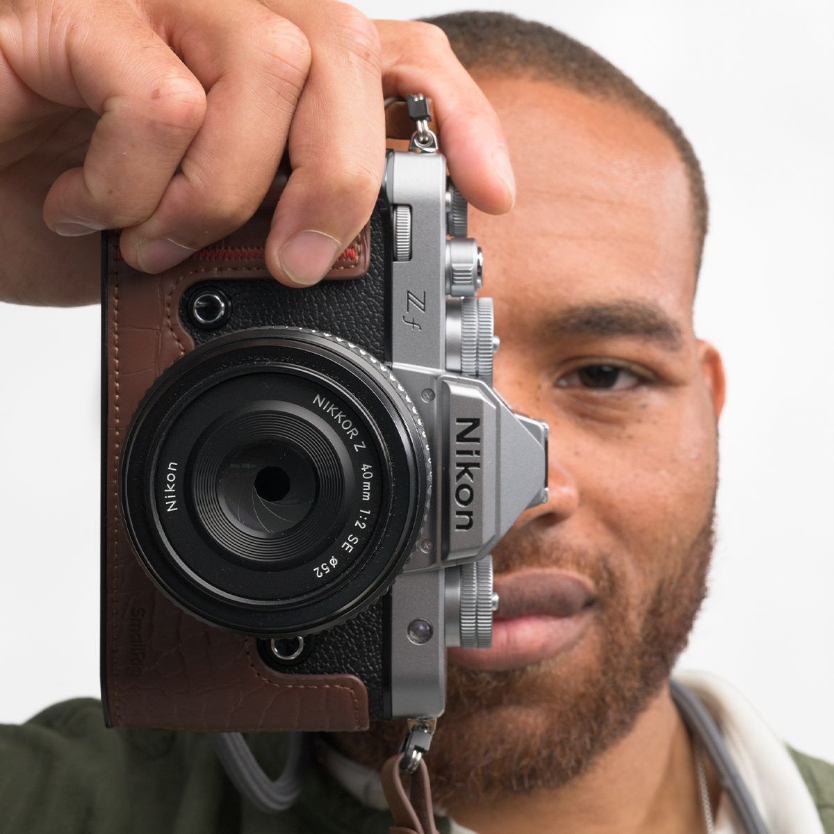 Nikon Z f Silber + Nikon 40 mm 1:2,0 Z SE + Promo Case