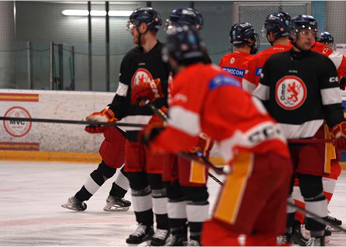 Eishockeyspieler während einer Trainingssequenz, aufgenommen mit der Sony Alpha 7 V.