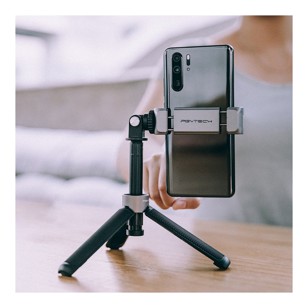 PGYTECH VLOG Phone Extension Pole Tripod - Anwendungsbeispiel: Smartphone auf Tischstativ