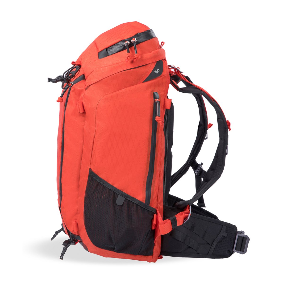 F-Stop DuraDiamond Ajna - Magma - Seitenansicht des roten Rucksacks, zeigt Schultergurte, Hüftgurt und seitliche Netztasche.