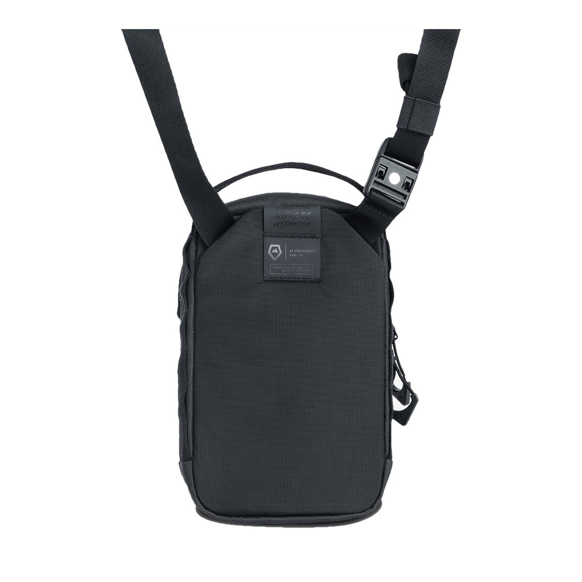 WANDRD X1 Cross Body Bag Medium Zwart - Frontansicht einer schwarzen Schultertasche mit Textpatch und Trageriemen mit Schnalle