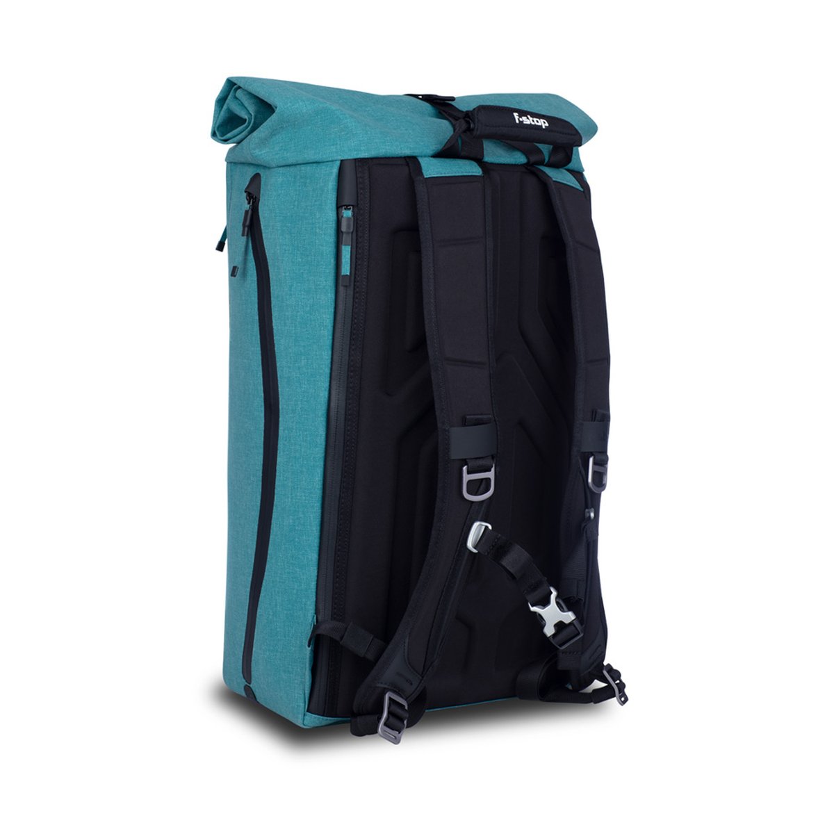 F-Stop DYOTA 20 North Sea (türkis) - Schräge Rückansicht des teal Roll-Top Rucksacks mit gepolsterten Schultergurten und seitlichem Reißverschluss.