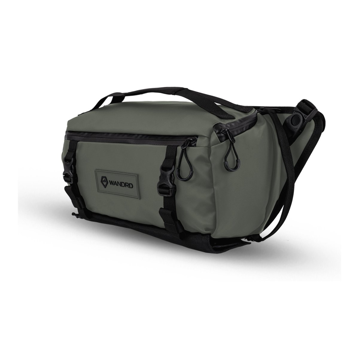 WANDRD ROGUE Sling 9L Wasatch Green - Frontansicht der olivgrünen WANDRD Sling Bag mit Logo und Verstellgurten