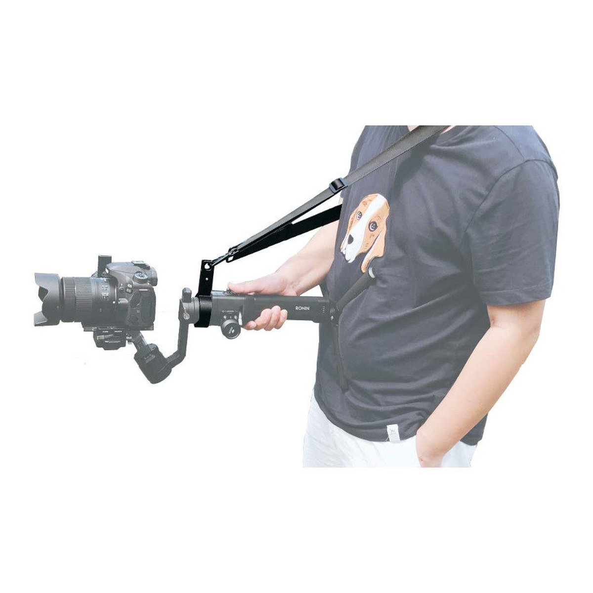 Caruba Gewichtsentlastungsriemen + Gimbal-Klemme für Ronin S - Tragebeispiel: Person trägt Kamera-Gimbal mit Schultergurt.