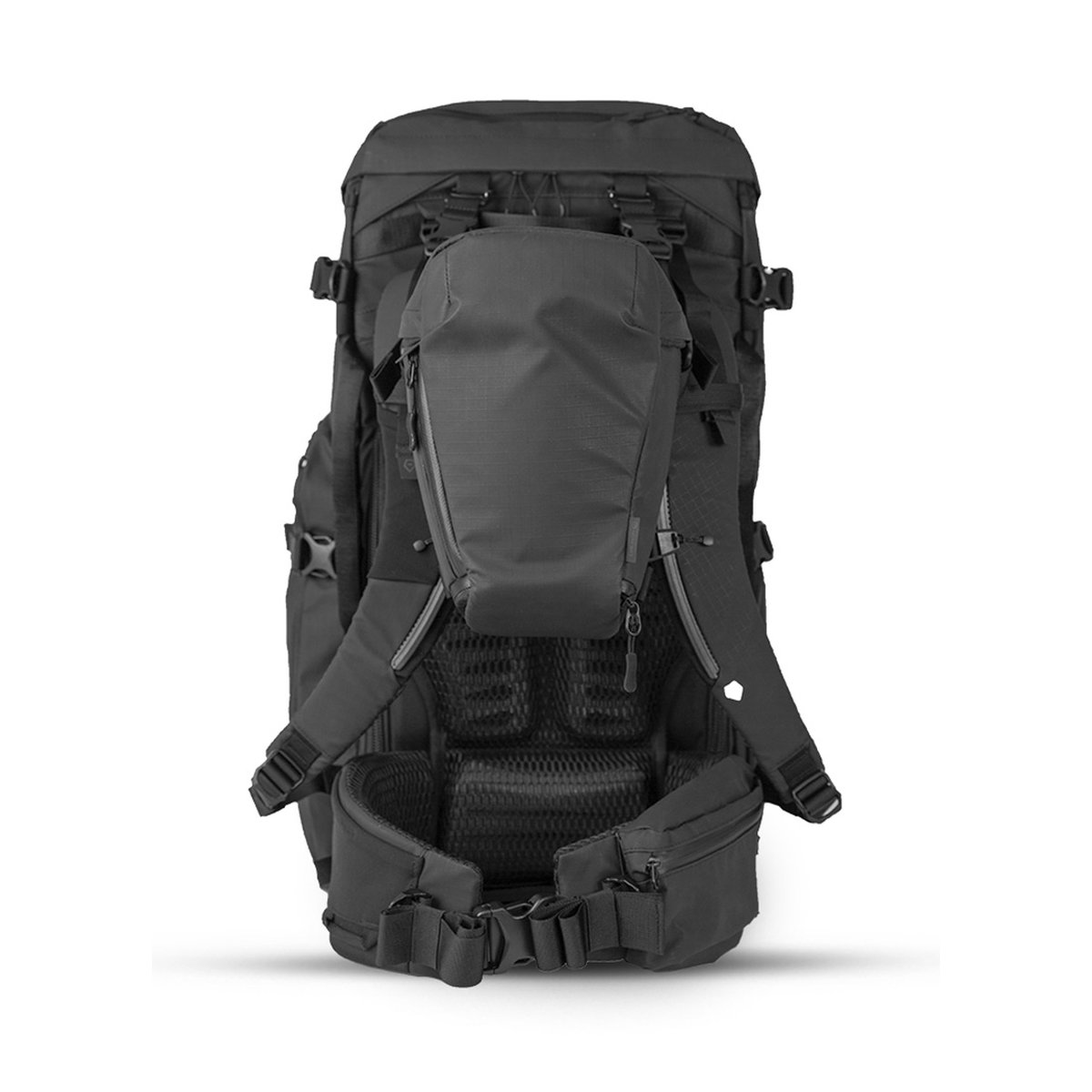 WANDRD Route Chest Pack - Rückansicht des schwarzen Rucksacks mit gepolstertem Tragesystem und Hüftgurt.
