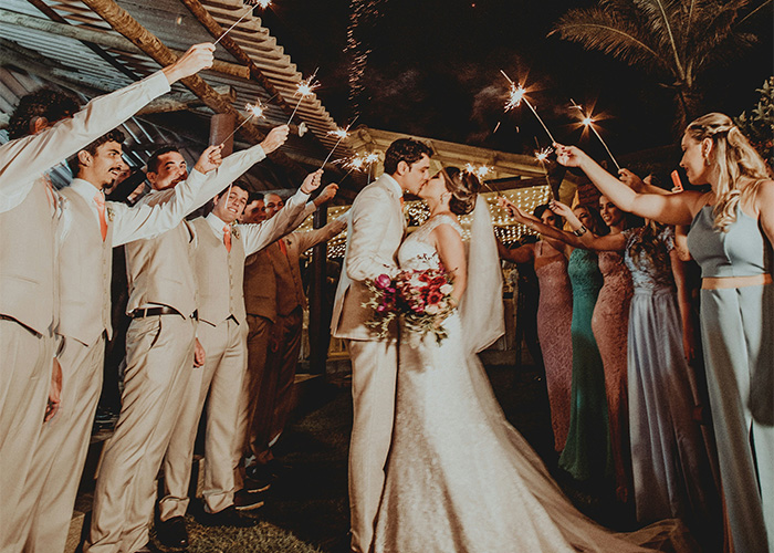 Braut und Bräutigam küssen sich unter Wunderkerzen bei einer Hochzeit – Hochzeitsfotografie mit Canon EOS R5 Mark II