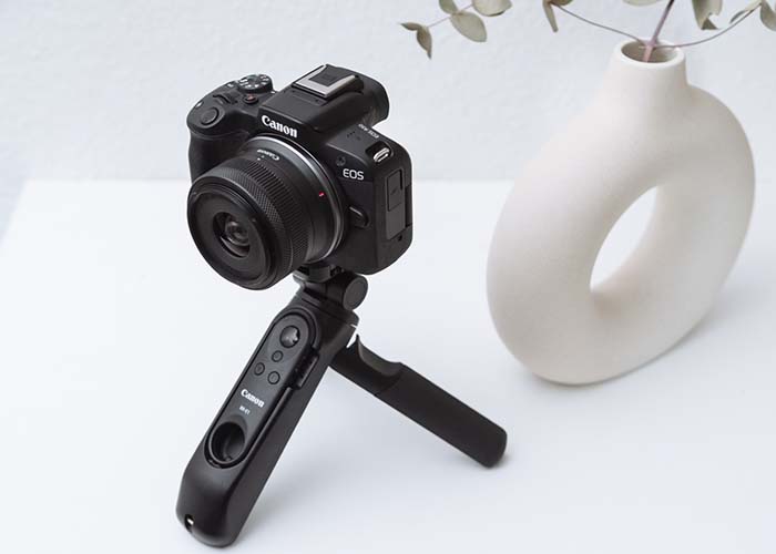 Canon EOS R50 spiegellose Systemkamera auf Tisch mit Zubehörgriff