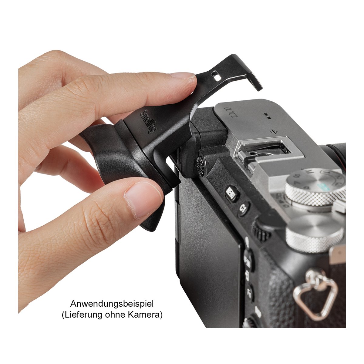 SmallRig 4819 Camera Viewfinder Eyecup für Sony Alpha 7C II/Alpha 7CR - Anwendungsbeispiel: Hand befestigt schwarzen Daumengriff am Blitzschuh einer Kamera.