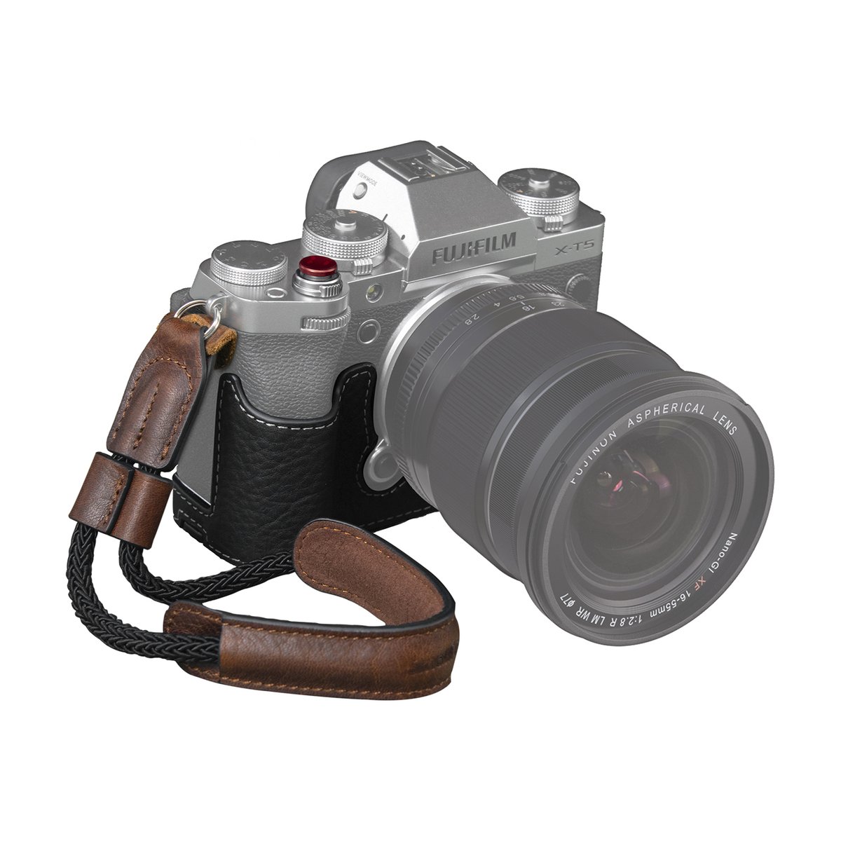 SmallRig 3927 Halb Case/Handschlaufe Kit für Fujifilm X-T5 - Schrägansicht: Silberne Fujifilm X-T5 Kamera mit Objektiv, schwarzem Leder Half Case & braunem Leder-Handriemen.