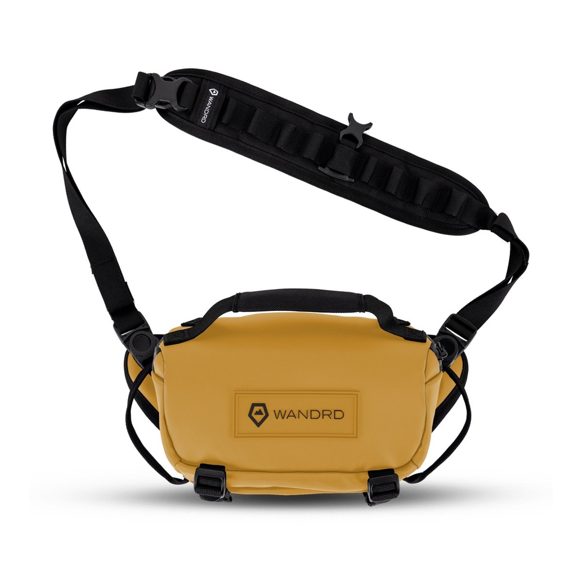 WANDRD ROGUE Sling 3L Dallol Yellow - Senfgelbe Wandrd ROAM Sling 6L Kameratasche mit schwarzem Schultergurt, schräg von vorne.