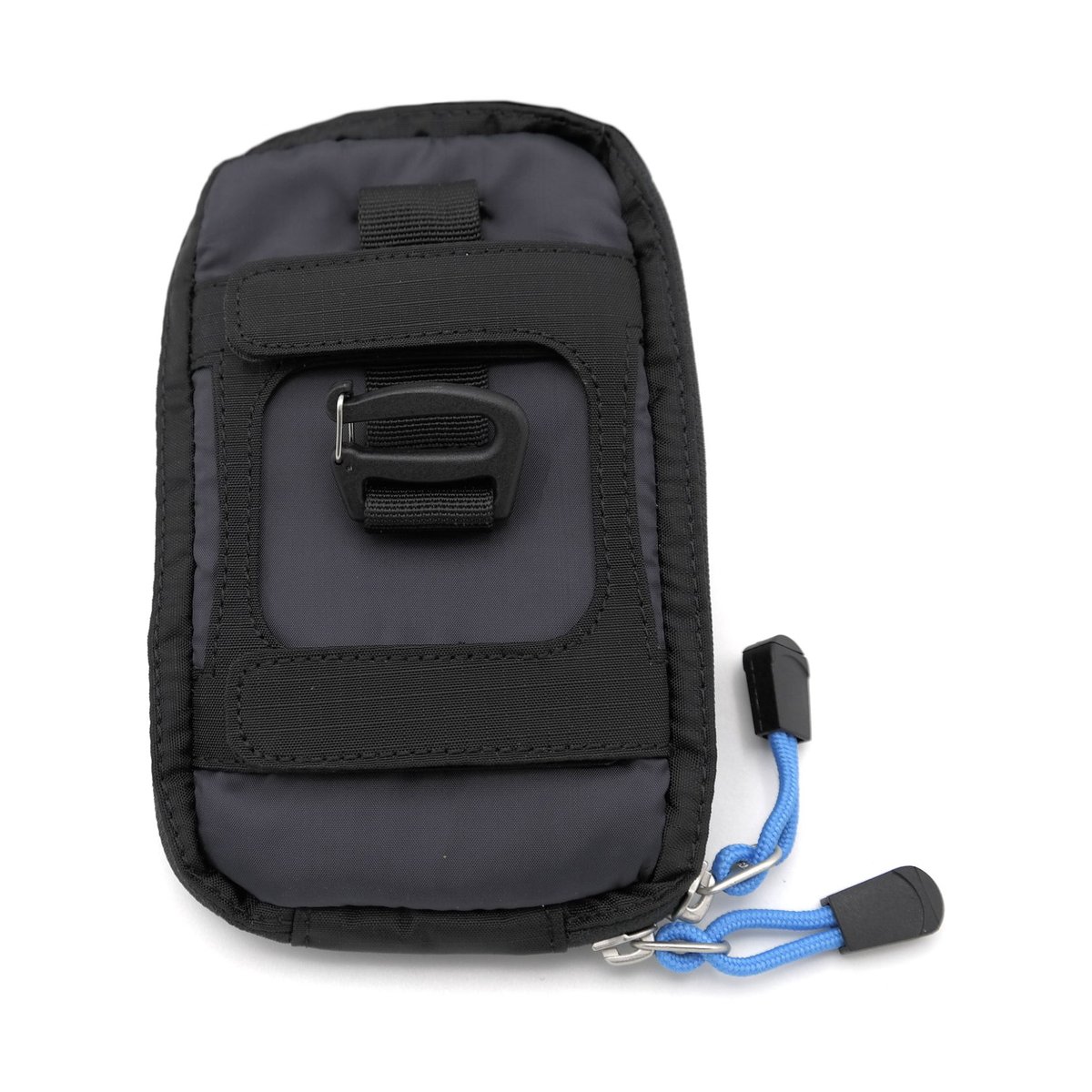 F-Stop Utility Case Black - Frontansicht einer kleinen schwarzen Universaltasche mit Frontclip und blauer Reißverschlusskordel.