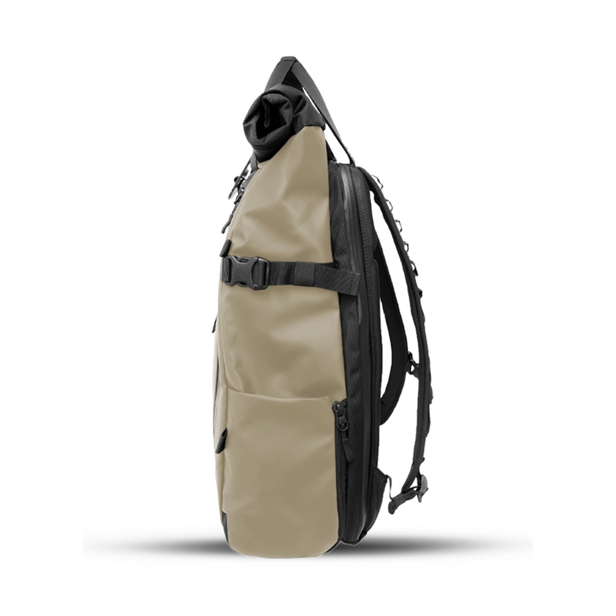 WANDRD PRVKE 31-Liter Tan Photo Bundel V3 - Seitenansicht: Beige-schwarzer Roll-Top-Rucksack mit seitlicher Schnalle und Reißverschluss-Tasche. WANDRD PRVKE 31-Liter Tan Photo Bundel V3 - Seitenansicht: Beige-schwarzer Roll-Top-Rucksack mit seitlicher Schnalle und Reißverschluss-Tasche.