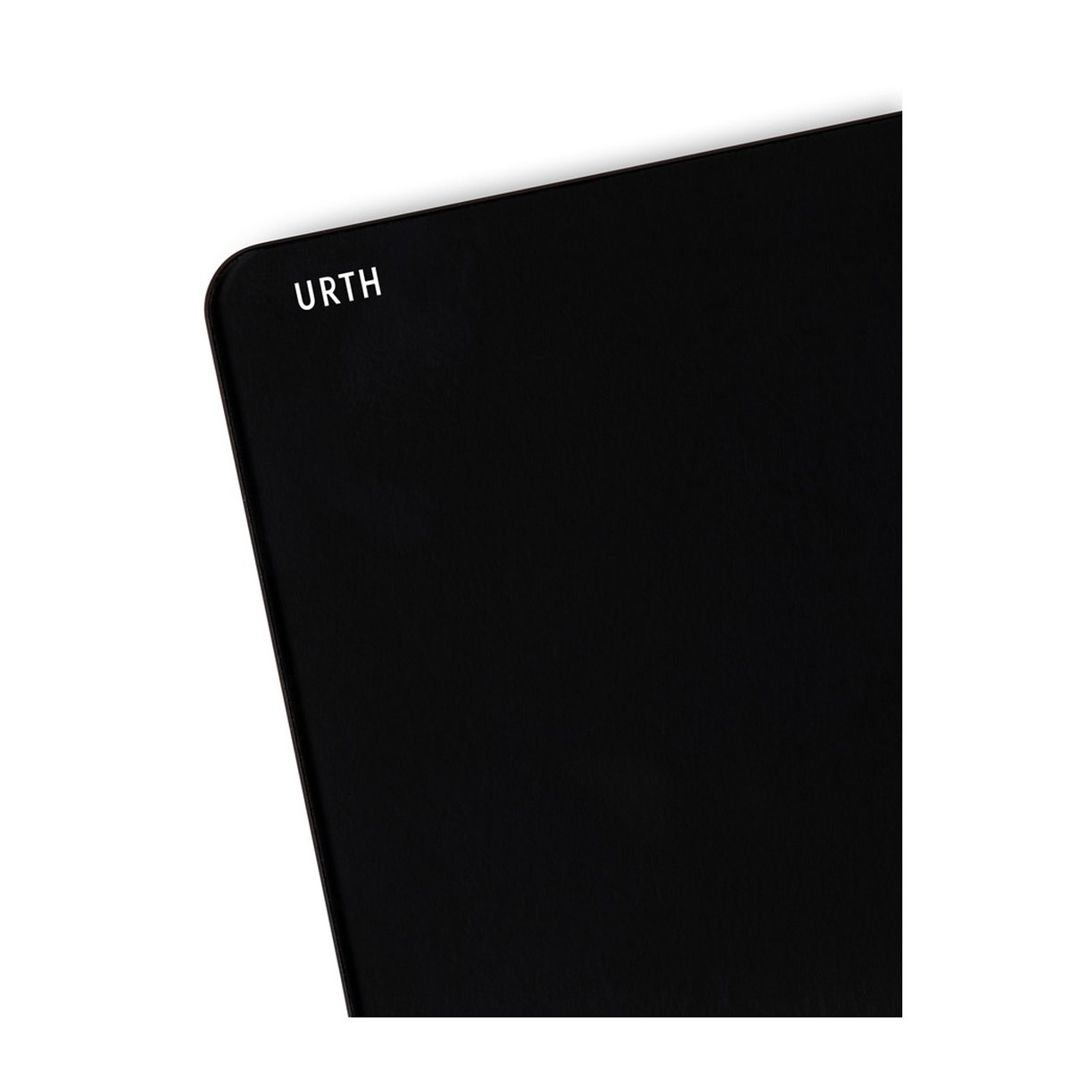Urth 100 x 150mm Hard Graduated ND8 (3 Stop) Filter (Plus+) - Detailansicht des URTH-Logos auf schwarzer Oberfläche