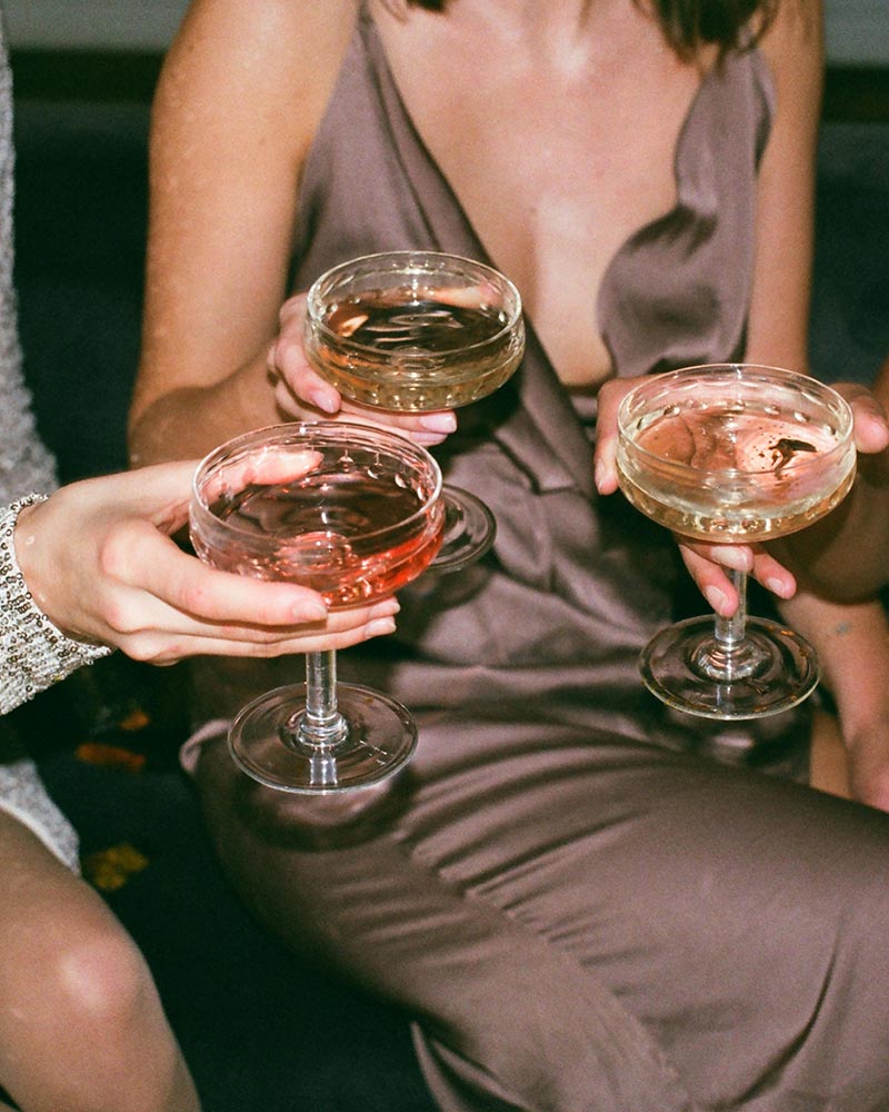 Anstoßen mit Champagner – ausgelassene Feiermomente Gäste stoßen bei der Hochzeit mit Champagner an – feierliche Szene auf der Hochzeitsfeier