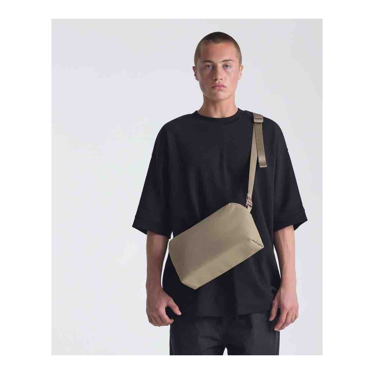 Urth Dolomite Camera Sling (Beige) - Anwendungsbeispiel am Model: Beigefarbene Umhängetasche