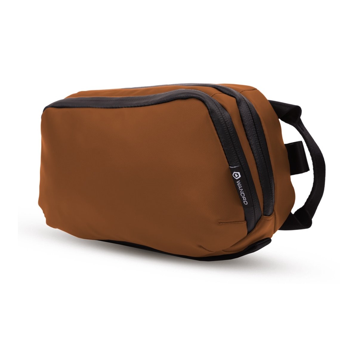 WANDRD Tech Bag Large Sedona Orange - Braune Tasche, Seitenansicht mit Reißverschlüssen und Wandrd-Logo