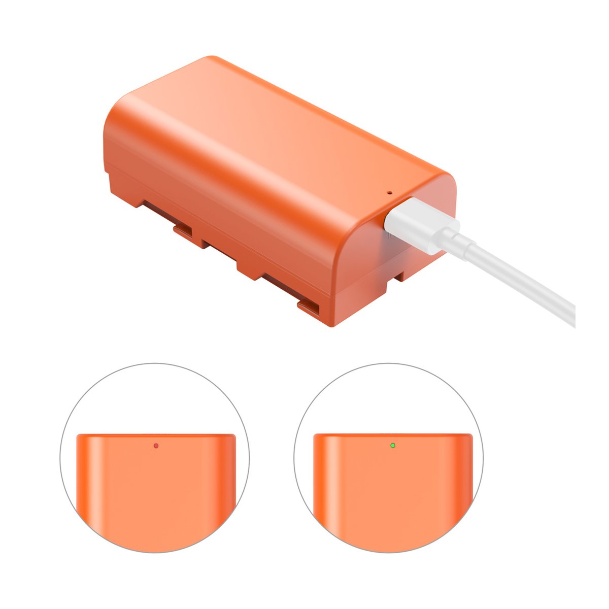 SmallRig 4971 NP-F550 USB-C wiederaufladbarer Kamera-Akku (Orange) - Anwendungsbeispiel: Akku lädt über USB-C Kabel mit detailierter Ansicht der Lade-LED (rot/grün).