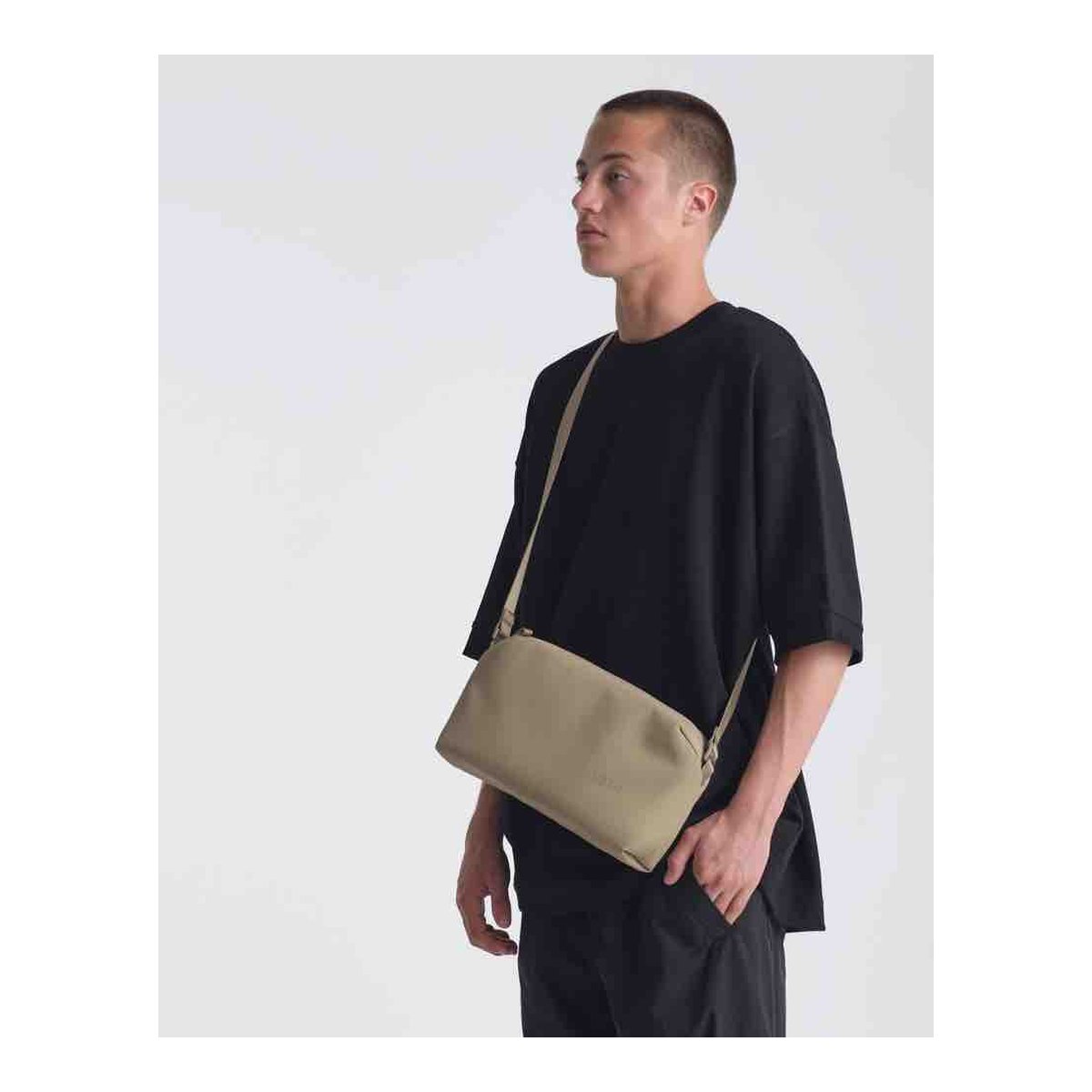 Urth Dolomite Camera Sling (Beige) - Anwendungsbeispiel mit Mann, der die beigefarbene Umhängetasche trägt