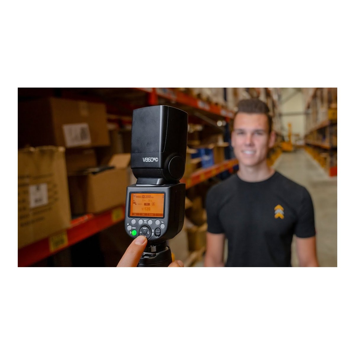 Godox Speedlite V860III Fuji - Nahaufnahme: Blitzgerät-Display und Hand bei der Bedienung