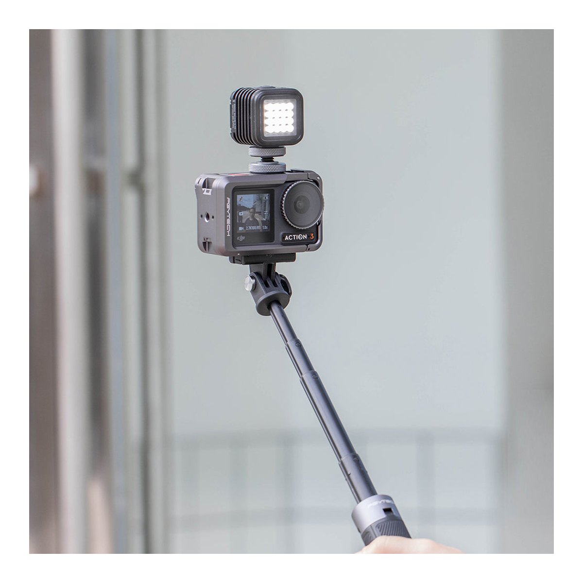 PGYTECH OSMO Action 3 Camera Cage - Anwendungsbeispiel: DJI Osmo Action 3 Kamera mit LED-Licht auf Selfie-Stick.