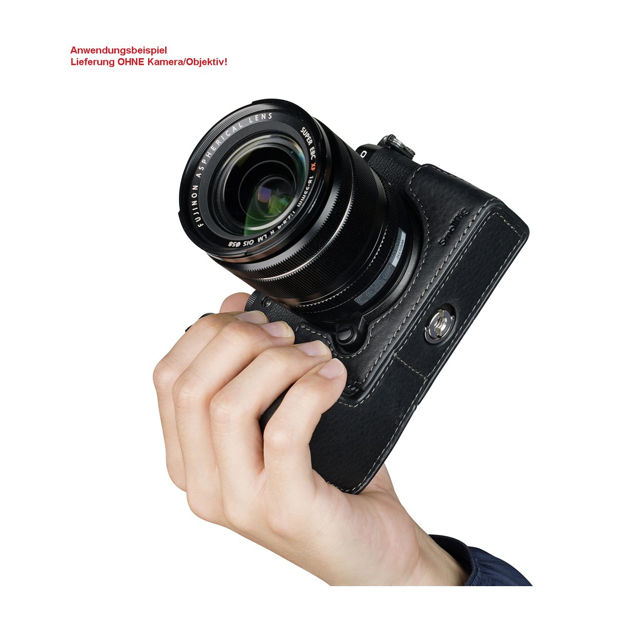 SmallRig 4232 Leather Case für Fujifilm X-S20 - Anwendungsbeispiel: Hand hält Kamera in schwarzer Lederschutzhülle.