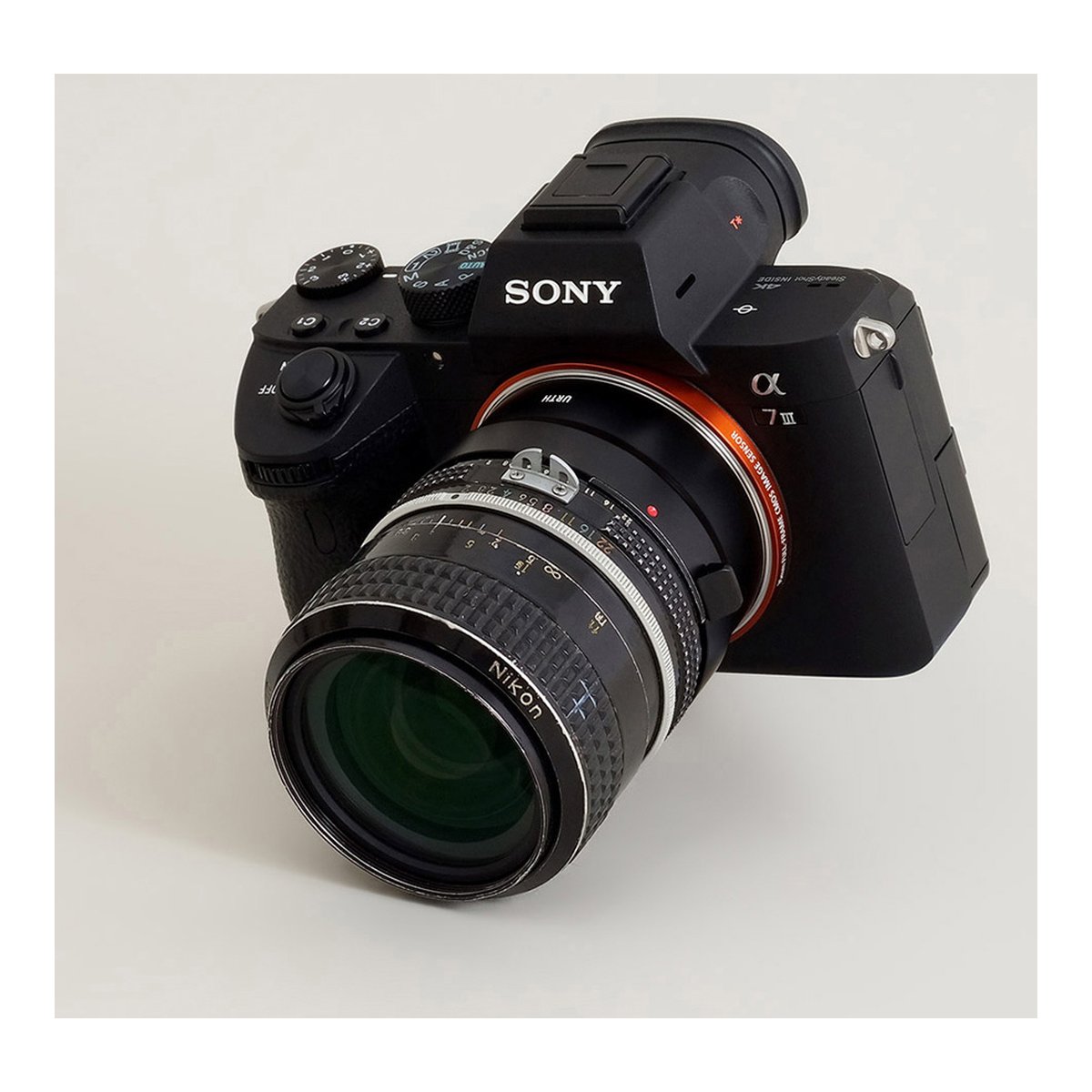 Urth Lens Mount Adapter: Compatible with Nikon F Lens to Sony E Camera Body - Sony Alpha 7 III Kamera mit adaptiertem Nikon Objektiv, Frontansicht.