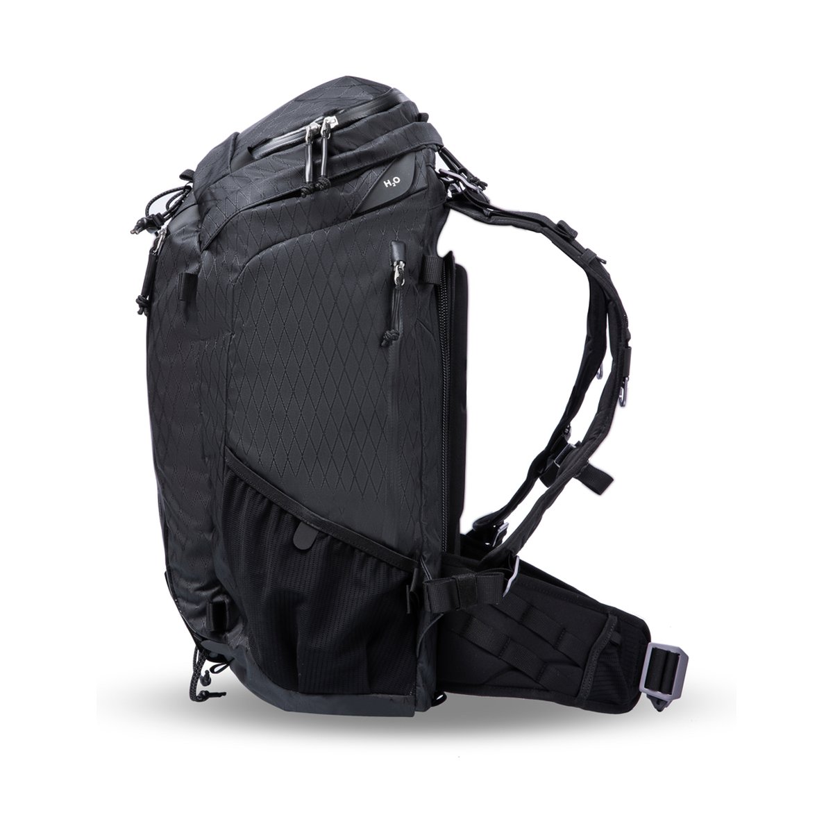 F-Stop DuraDiamond Ajna - Anthrazit - Seitenansicht des schwarzen Rucksacks mit H2O-Logo, Netz-Seitentaschen, Schulter- und Hüftgurt.