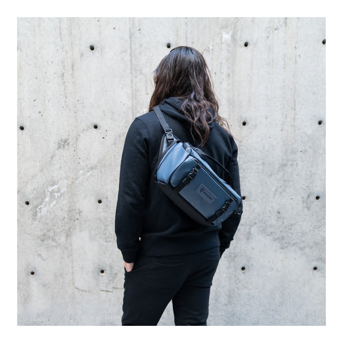 WANDRD ROGUE Sling 9L Aegean Blue - Anwendungsbeispiel: Blaue Sling Bag am Rücken einer Person. WANDRD ROGUE Sling 9L Aegean Blue - Anwendungsbeispiel: Blaue Sling Bag am Rücken einer Person.
