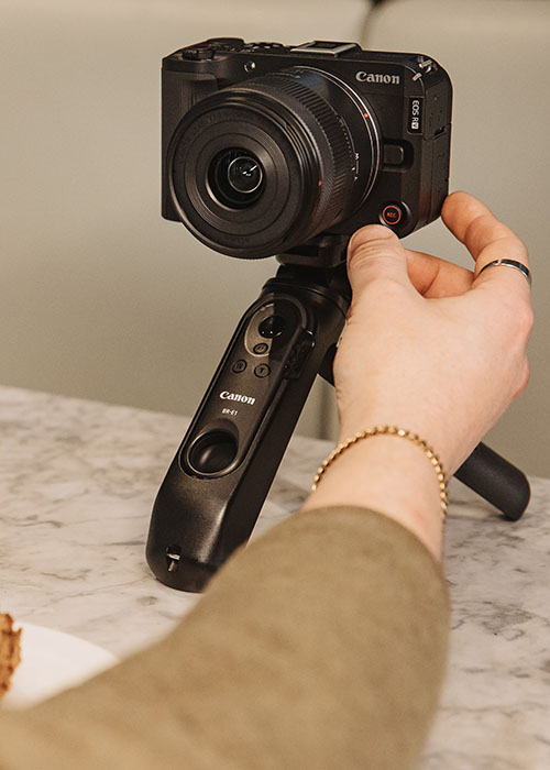 Canon EOS R50 V auf Stativ für Self Recording und Vlogging