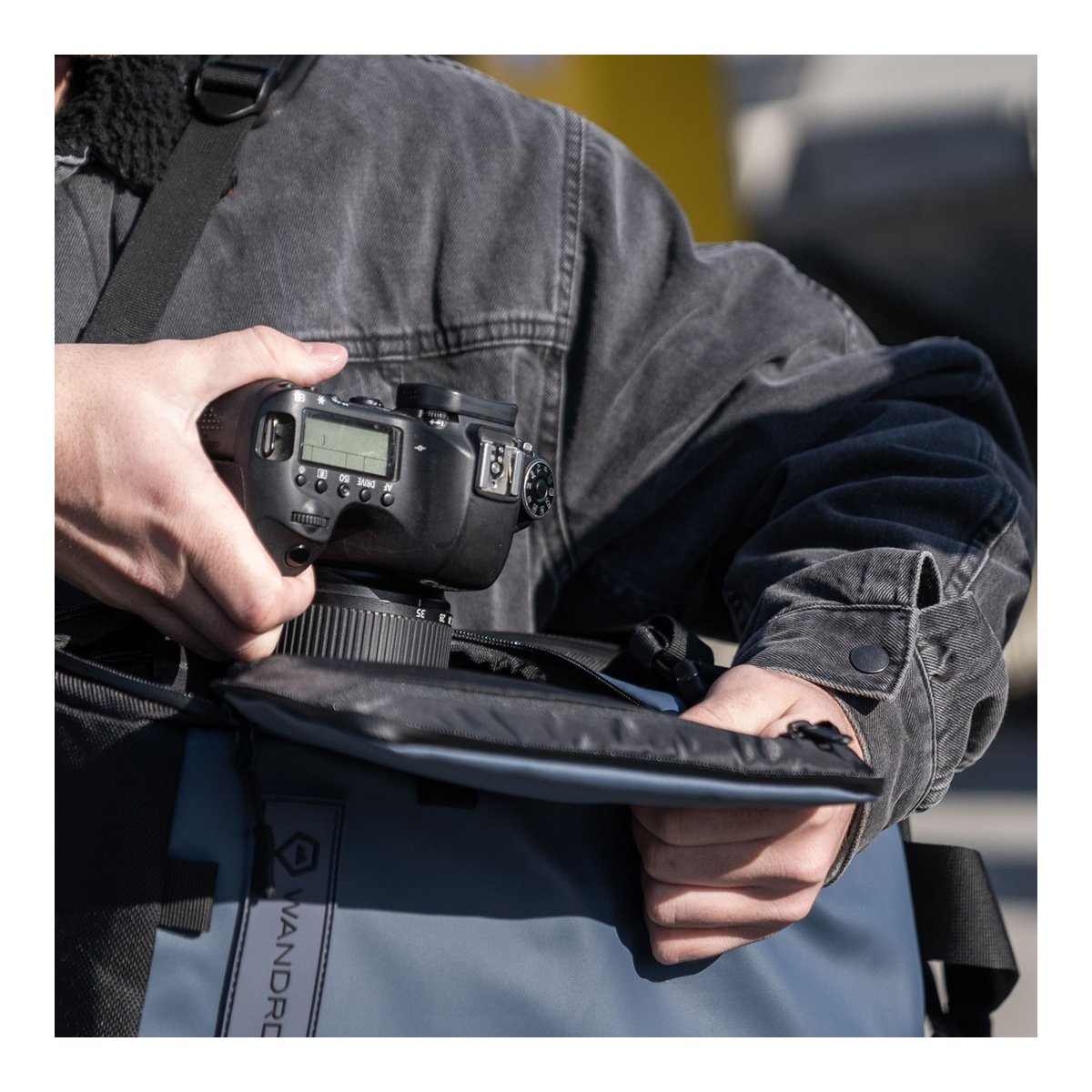 WANDRD PRVKE 21-Liter Blue V3 - Anwendungsbeispiel: Kamera wird in WANDRD-Tasche verstaut.