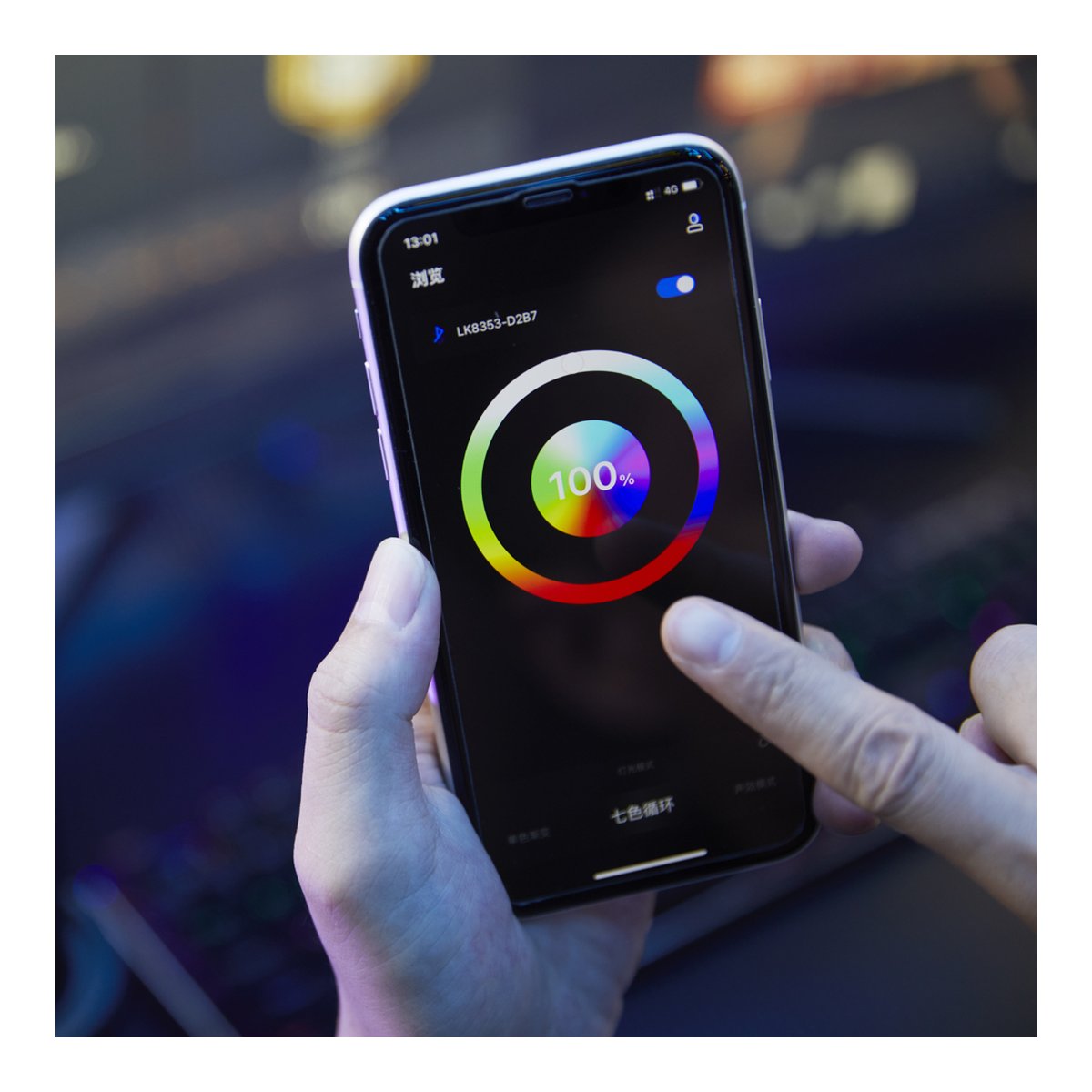 Godox RGB USB Condenser Microphone (w/ app control) EM68G - Anwendungsbeispiel: App-Oberfläche zur Farbauswahl und Helligkeitsregelung auf einem Smartphone.
