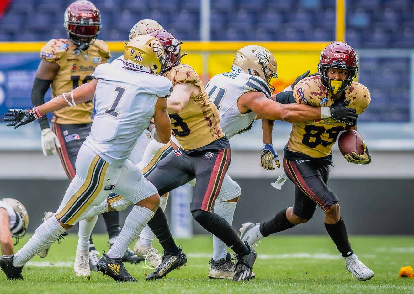 Spieler mit Ball im Laufspielzug beim American Football – aufgenommen im Rahmen des Sportfotografie Workshops mit Nikon Z-Kameras.