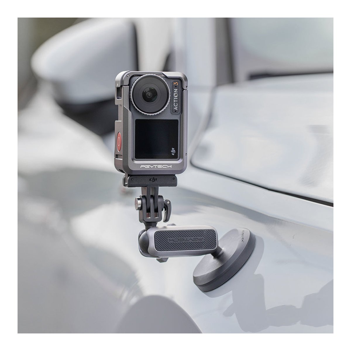 PGYTECH OSMO Action 3 Camera Cage - Anwendungsbeispiel: DJI Action 3 Kamera auf PGYTECH Saugnapfhalterung am Auto.