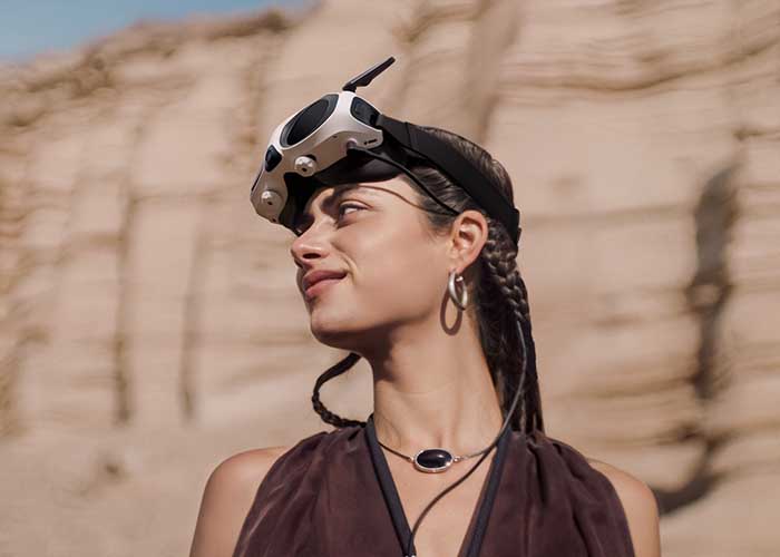 Insta360 Antigravity A1 360-Grad Drohne im Flug über Felsenlandschaft