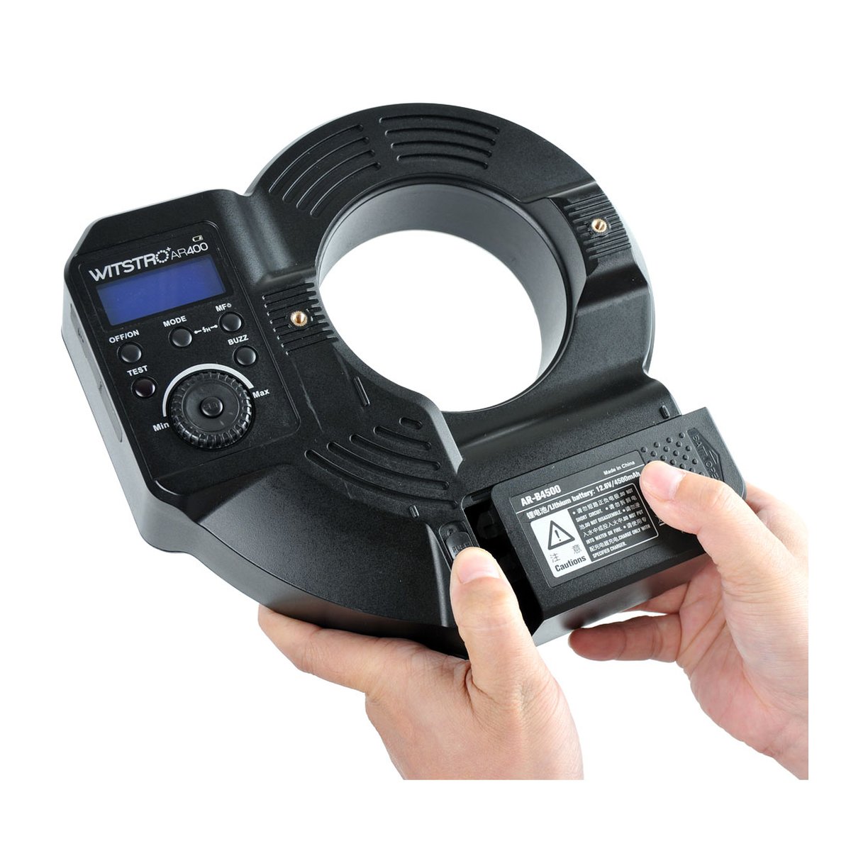 Godox Witstro AR400 (2020 Model) - Anwendungsbeispiel: Einsetzen des Akkus in das Ringlicht.