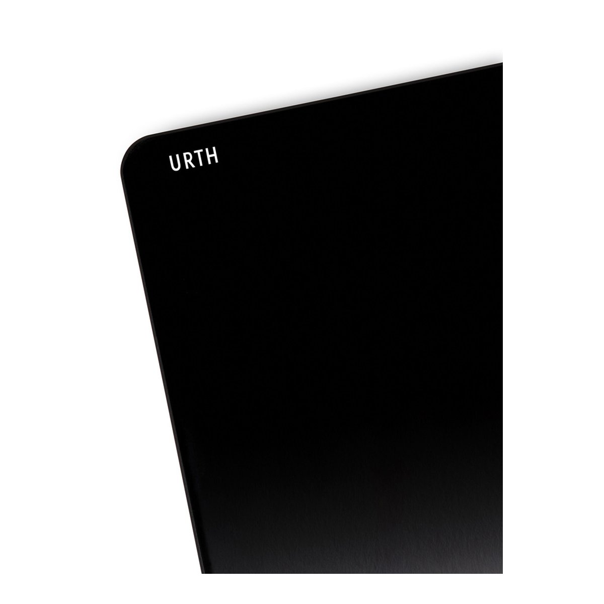 Urth 100 x 150mm Soft Graduated ND16 (4 Stop) Filter (Plus+) - Detailansicht: URTH Logo auf schwarzer Produktoberfläche.