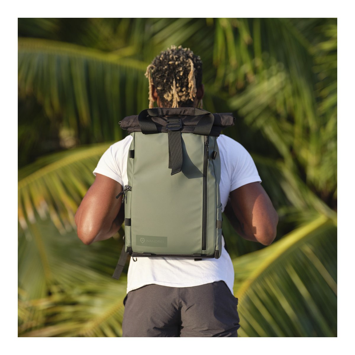 WANDRD PRVKE Lite 11-Liter Green - Anwendungsbeispiel: Rückansicht des Rucksacks auf einer Person WANDRD PRVKE Lite 11-Liter Green - Anwendungsbeispiel: Rückansicht des Rucksacks auf einer Person