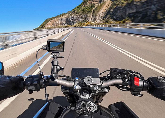 Insta360 Ace Pro 2 Actionkamera am Motorradlenker für POV Motorradaufnahmen
