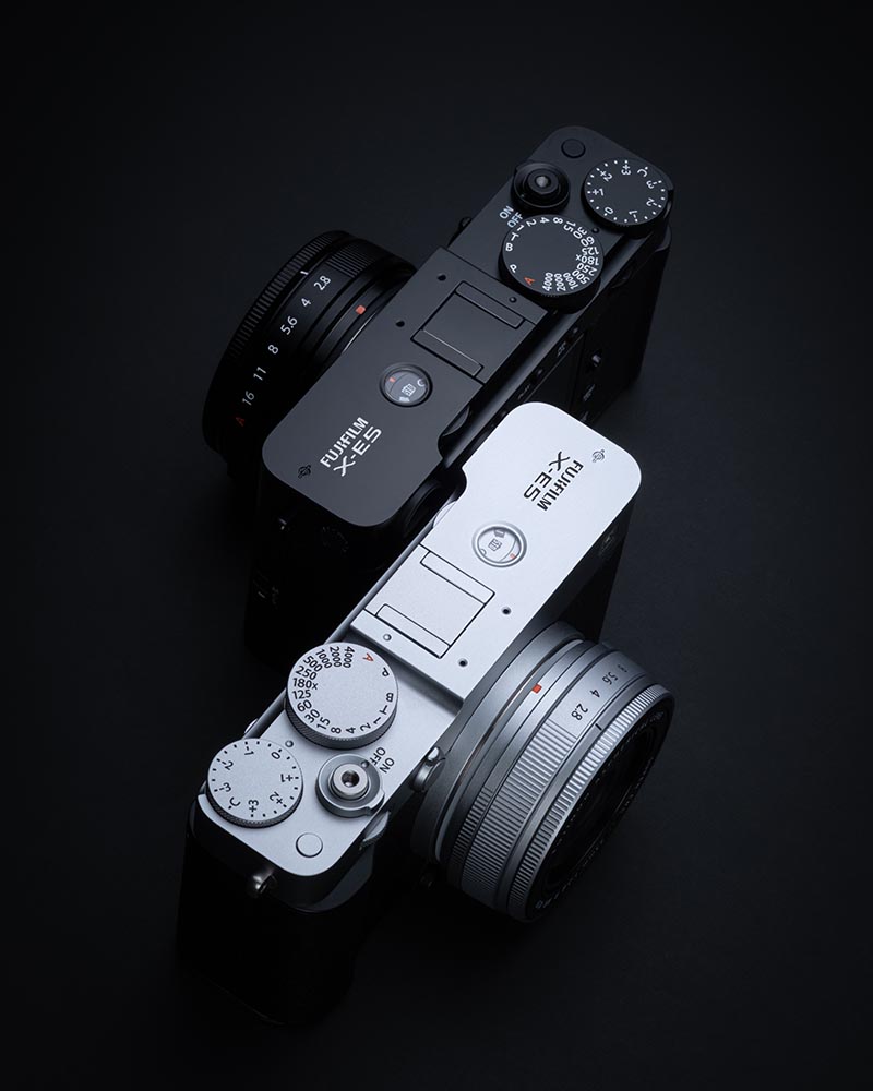 Oberansicht der Fujifilm X-E5 in Schwarz und Silber mit sichtbaren Einstellrädern und 23mm Objektiv