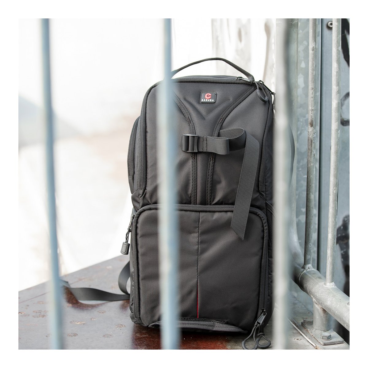 Caruba Skydex 10 - Frontansicht der schwarzen Kameratasche Garuda mit Schnalle und Reißverschlüssen