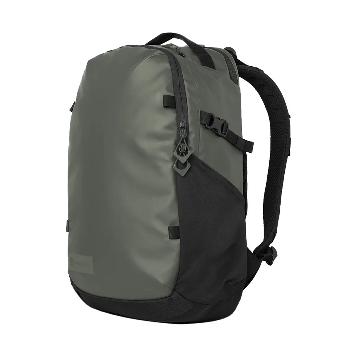 WANDRD NIMBUS 18 Wasatch Green - Dreiviertelansicht des olivgrünen Rucksacks mit schwarzen Akzenten
