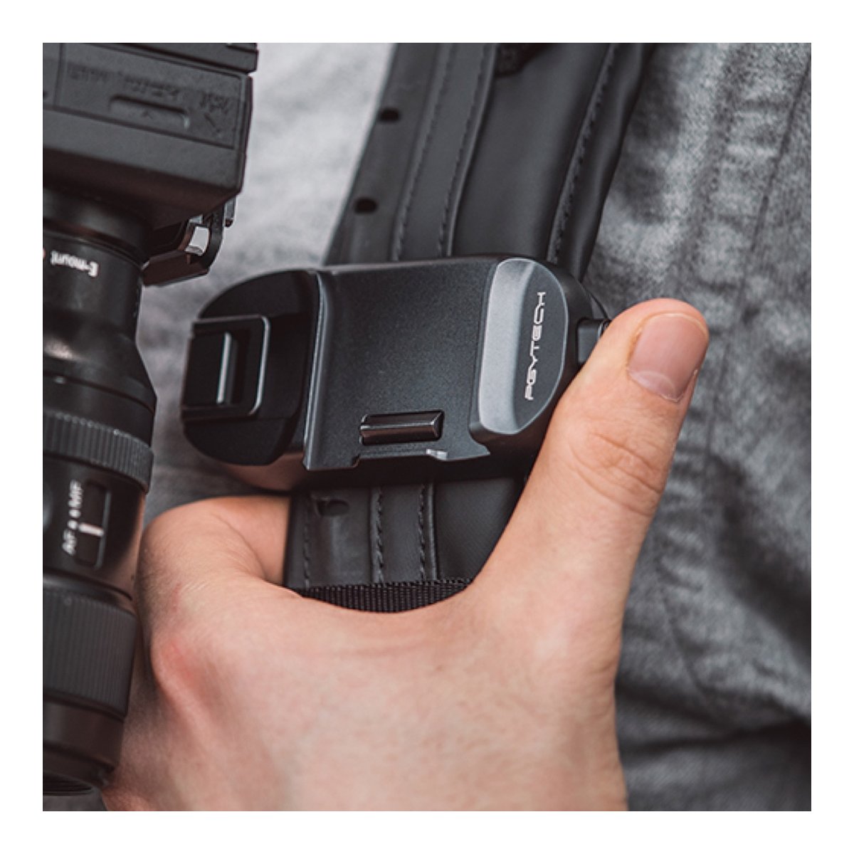 PGYTECH Beetle Camera Clip - Anwendungsbeispiel: Kamera am PGYTECH Kameragurtclip befestigen