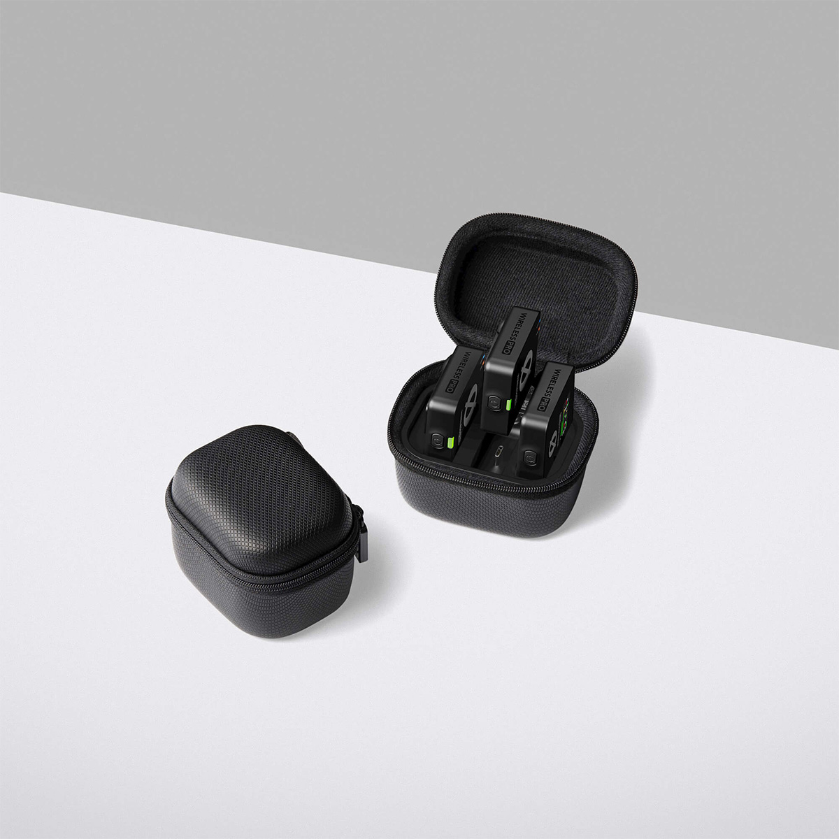 Receiver (RX) und Transmitter (TX) des Rode Wireless Pro Drahtloses Mikrofonsystem im Smart Charge Case  fotografiert