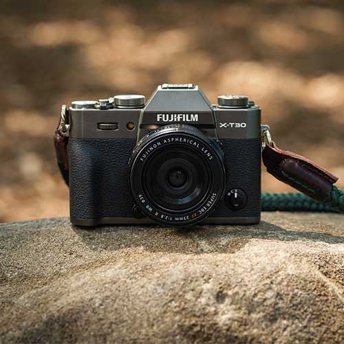 Fujifilm X-T30 III mit Objektiv im Außenbereich, klassisches Kameradesign