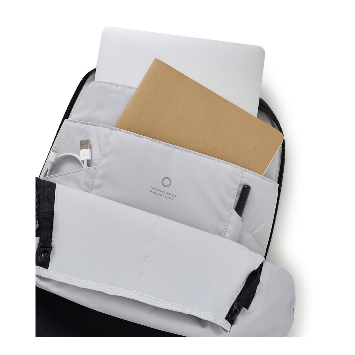 Urth Arkose 24L Rucksack (Aschgrau) - Innenansicht: Organisation der Fächer mit Laptop, Notizbuch, Kabel und Stift