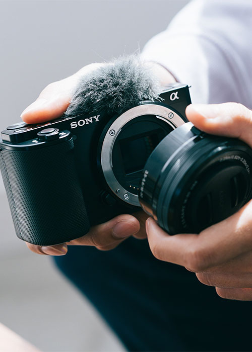Sony ZV-E10 Vlogging Kamera mit Objektiv in Detailaufnahme