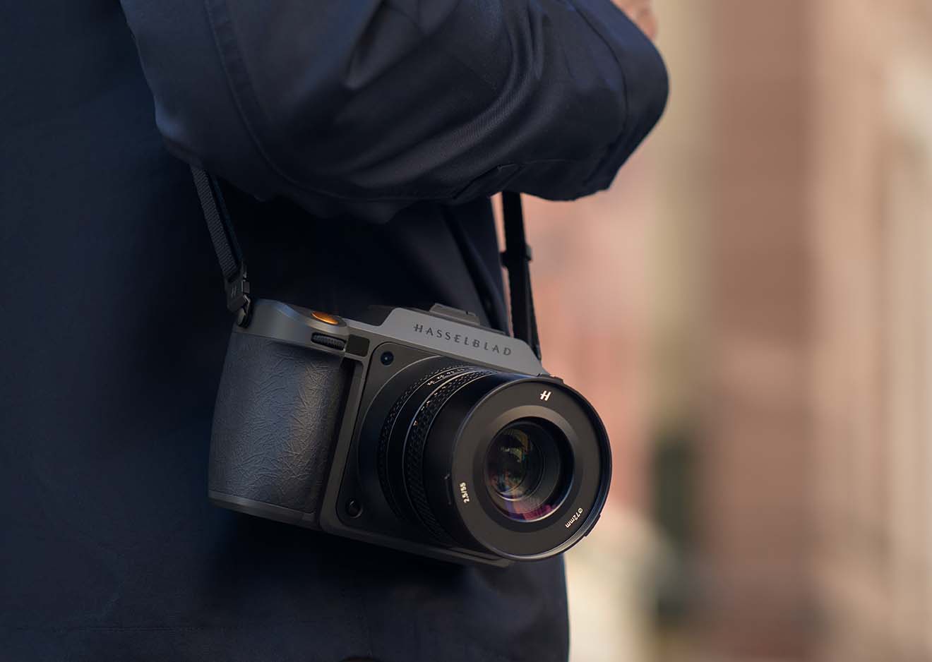 Hasselblad X2D II 100C Mittelformatkamera mit Schultergurt im Einsatz unterwegs