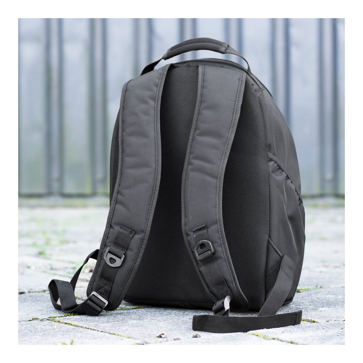 Caruba Skydex 100 - Rückansicht des schwarzen Rucksacks mit gepolsterten Schultergurten und Tragegriff.